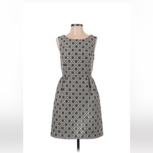 Great for baby showers or bridal showers. Worn once. Minor wear.